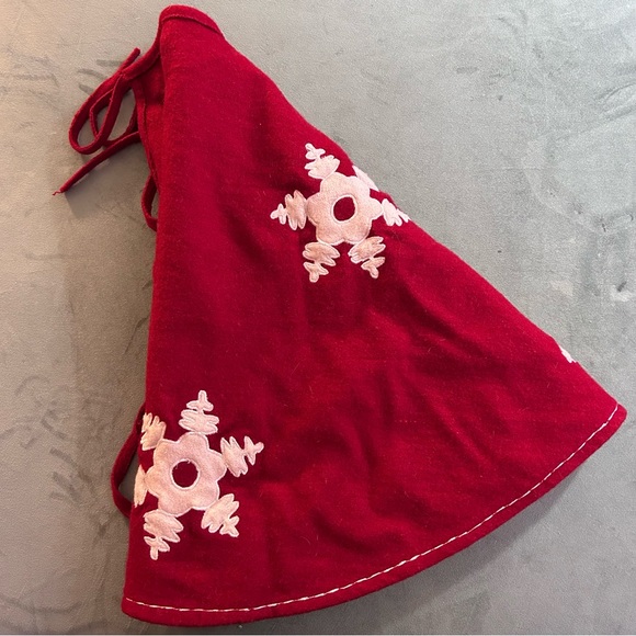 Red Christmas Tree skirt with snowflakes appliqué motif (fully lined) - Picture 4 of 8